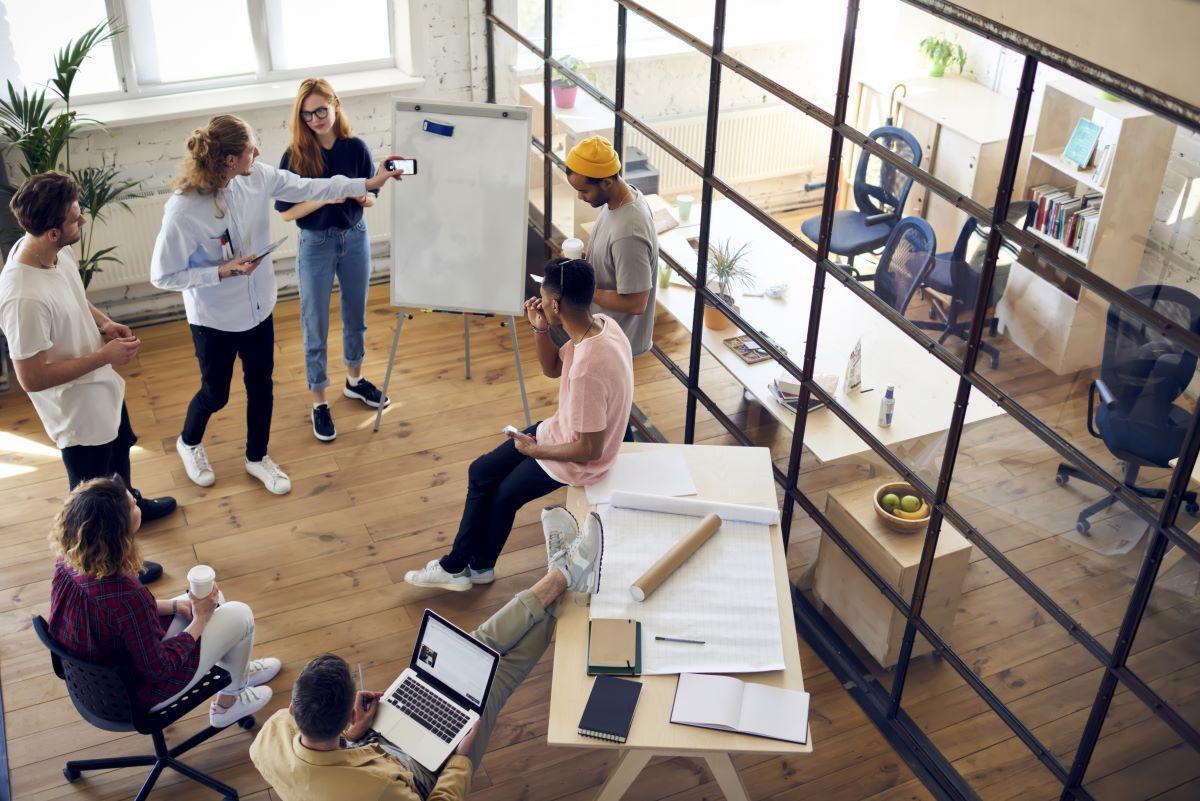 1200 x 800 people in a meeting room